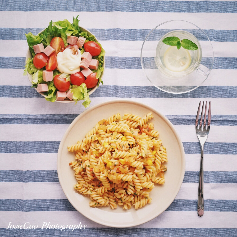  上午好。吃腻了Pasta里那种常规的Spaghetti，于是就买了螺丝形的Fusilli，把煮好的Fusilli跟意面红酱炒在一起，这次加了玉米粒还有薄荷碎，吃起来口感清爽，春天的气息。 [ Brunch：蜂蜜柠檬薄荷水，加了薄荷碎的Fusilli，火腿沙拉 ] Music ：嗓音自带喜感有点小轻快的Dick Annegarn《Je Cherche》