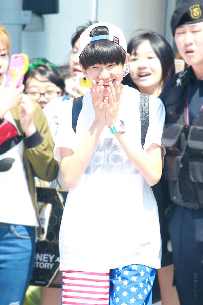 TFBOYS王源 150516重庆赴首尔 cr：evil-snail