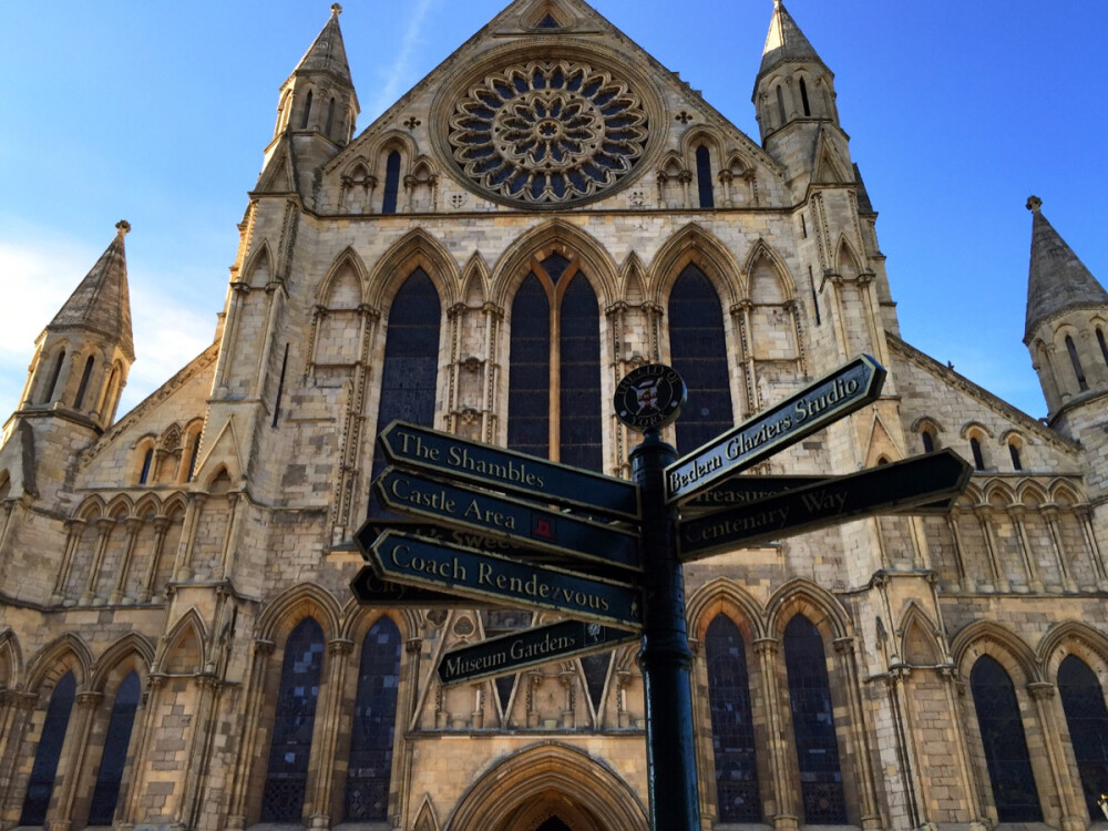 英国约克教堂，York Minster. 是欧洲现存的最大的中世纪教堂，具有最精湛的设计和建筑艺术。