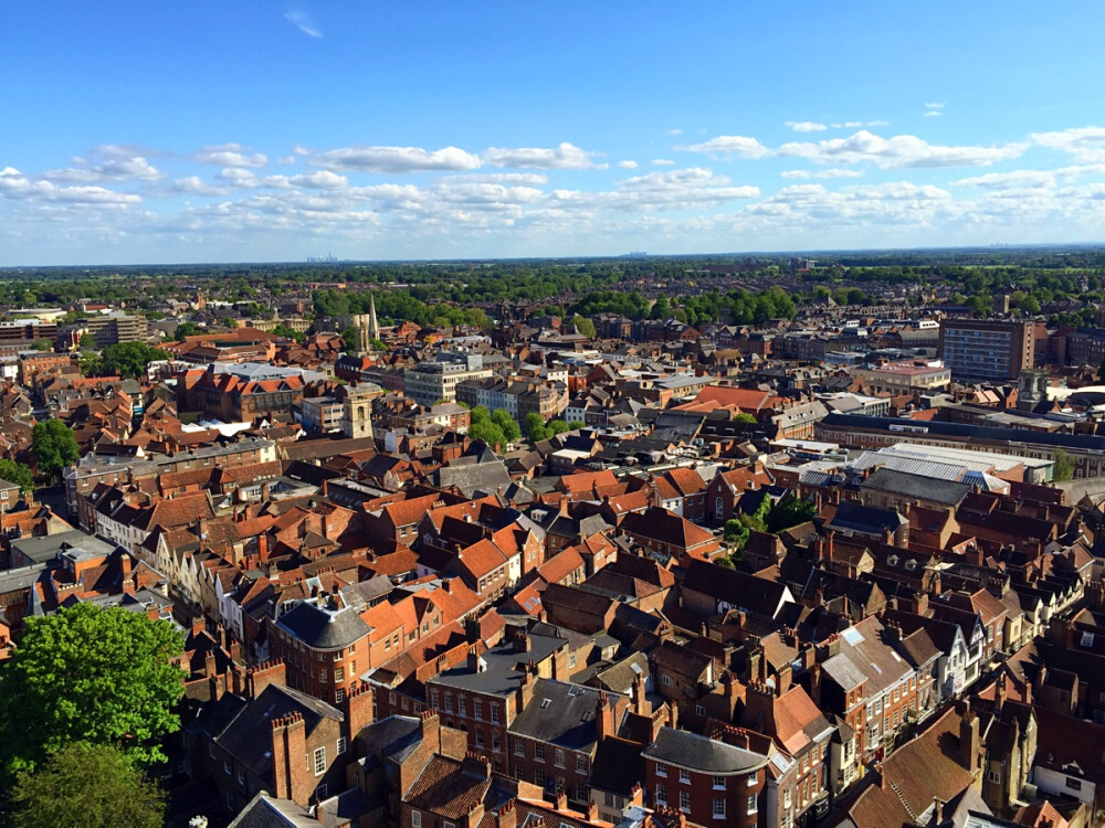 约克旅行建议:2-3天。 城内交通:走路。 重要景点:约克教堂，Clifford's Tower，约克城堡博物馆，约克郡博物馆，中世纪城墙，约克市中心维京古遗址。 建议:查官网看有没有可参加的活动，例如教堂的晚祷唱诗班很好。喜欢探险的晚上探险的小旅行，街道上就可以拿到小册子。