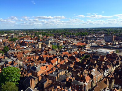 约克旅行建议:2-3天。 城内交通:走路。 重要景点:约克教堂，Clifford's Tower，约克城堡博物馆，约克郡博物馆，中世纪城墙，约克市中心维京古遗址。 建议:查官网看有没有可参加的活动，例如教堂的晚祷唱诗班很好。喜…