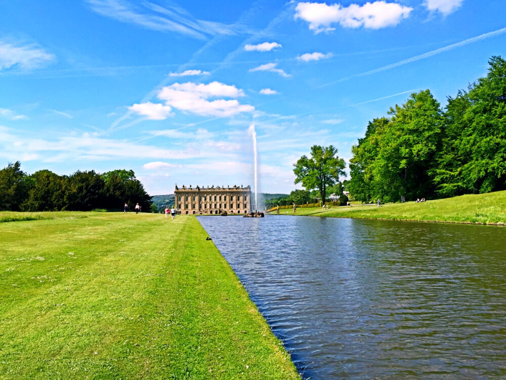 达西庄园【查茨沃斯庄园（Chatsworth House）】是世袭德文郡公爵（Dukes of Devonshire）的豪宅，位于英格兰的北部峰区（peak district）国家公园内，是峰区公园一个最有名的景点之一。庄园始建于1552年，在15世纪至19世纪的400多年中，经过许多著名园艺师的精心设计和建造，查茨沃斯庄园成为英国最美的庄园之一，是英国文化遗产的一个重要部分。