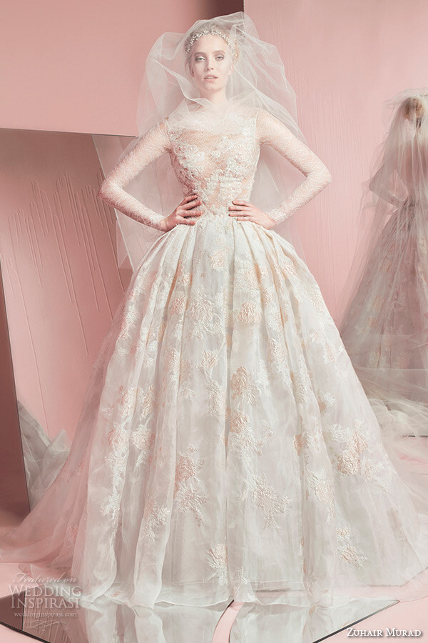 Zuhair Murad Bridal Spring 2016 Wedding Dresses。祖海·慕拉新2016春夏婚纱礼服系列LooKBook，又为女人一生最美好的时刻编织了精致的梦境。一贯的精致大气凸显Zuhair Murad秉承的精美之风，蕾丝和轻纱是绝对少不了的，还有最为经典的白，这才是最让人屏住呼吸之处。