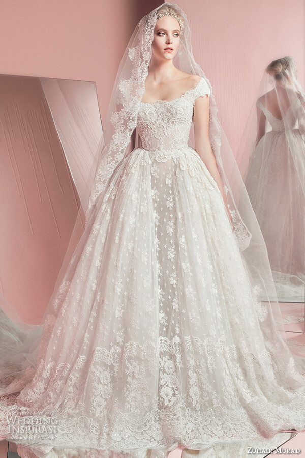 Zuhair Murad Bridal Spring 2016 Wedding Dresses。祖海·慕拉新2016春夏婚纱礼服系列LooKBook，又为女人一生最美好的时刻编织了精致的梦境。一贯的精致大气凸显Zuhair Murad秉承的精美之风，蕾丝和轻纱是绝对少不了的，还有最为经典的白，这才是最让人屏住呼吸之处。