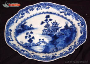 青花瓷又称白地青花瓷，常简称青花，汉族陶瓷烧制工艺的珍品。是中国瓷器的主流品种之一，属釉下彩瓷。青花瓷是用含氧化钴的钴矿为原料，在陶瓷坯体上描绘纹饰，再罩上一层透明釉，经高温还原焰一次烧成。钴料烧成后呈蓝色，具有着色力强、发色鲜艳、烧成率高、呈色稳定的特点。原始青花瓷于唐宋已见端倪，成熟的青花瓷则出现在元代景德镇的湖田窑。明代青花成为瓷器的主流。清康熙时发展到了顶峰。明清时期，还创烧了青花五彩、孔雀绿釉青花、豆青釉青花、青花红彩、黄地青花、哥釉青花等衍生品种。