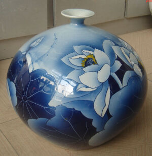 青花瓷又称白地青花瓷，常简称青花，汉族陶瓷烧制工艺的珍品。是中国瓷器的主流品种之一，属釉下彩瓷。青花瓷是用含氧化钴的钴矿为原料，在陶瓷坯体上描绘纹饰，再罩上一层透明釉，经高温还原焰一次烧成。钴料烧成后呈蓝色，具有着色力强、发色鲜艳、烧成率高、呈色稳定的特点。原始青花瓷于唐宋已见端倪，成熟的青花瓷则出现在元代景德镇的湖田窑。明代青花成为瓷器的主流。清康熙时发展到了顶峰。明清时期，还创烧了青花五彩、孔雀绿釉青花、豆青釉青花、青花红彩、黄地青花、哥釉青花等衍生品种。