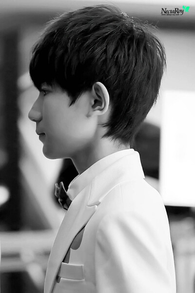 他也好安静下来，也有不开心，他和普通少年一样。请以一个普通眼光看待他们！