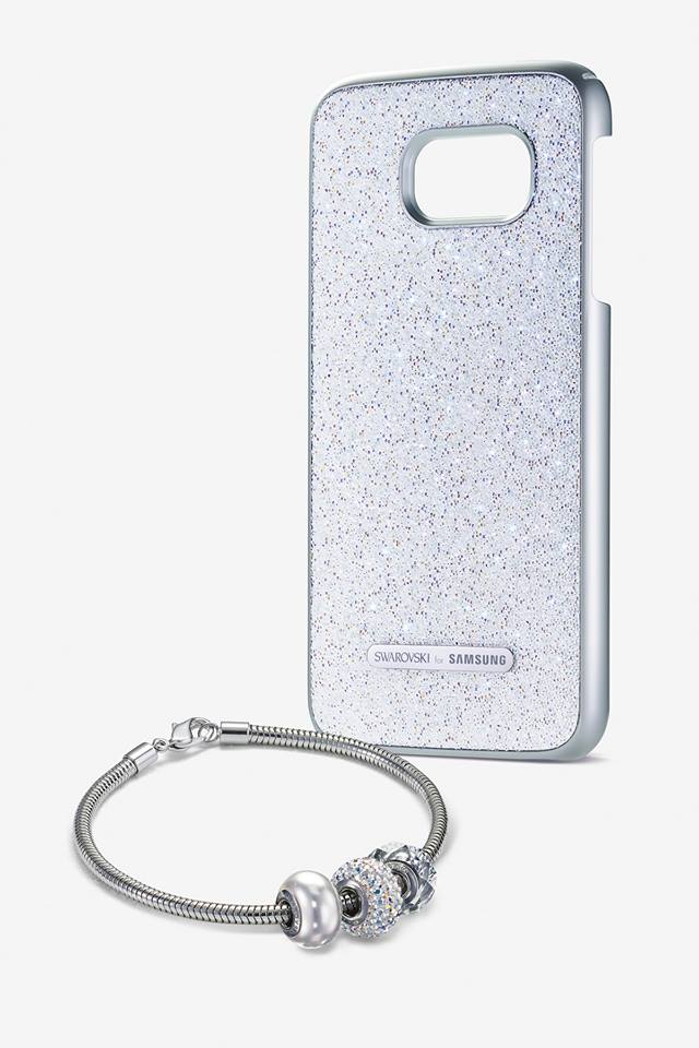 追求時尚極致，Galaxy S6, S6 edge專屬#Swarovski for Samsung背蓋今日閃耀登場！由奧地利精巧製造Swarovski 元素，配合Galaxy S6, S6 edge 亮麗金屬邊框同玻璃機身，創造最新奢華配件突顯你嘅個人風格！「閃爍配件優惠套裝」喺各大 Partnershop以閃爍價 HK$888登場，同場加送BeCharmed Pave (「迷人密鑲」)系列迷人珠子及手鏈，帶黎更多潮流配搭～