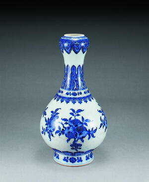 青花瓷又称白地青花瓷，常简称青花，汉族陶瓷烧制工艺的珍品。是中国瓷器的主流品种之一，属釉下彩瓷。青花瓷是用含氧化钴的钴矿为原料，在陶瓷坯体上描绘纹饰，再罩上一层透明釉，经高温还原焰一次烧成。钴料烧成后呈蓝色，具有着色力强、发色鲜艳、烧成率高、呈色稳定的特点。原始青花瓷于唐宋已见端倪，成熟的青花瓷则出现在元代景德镇的湖田窑。明代青花成为瓷器的主流。清康熙时发展到了顶峰。明清时期，还创烧了青花五彩、孔雀绿釉青花、豆青釉青花、青花红彩、黄地青花、哥釉青花等衍生品种。