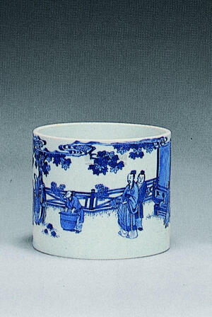 青花瓷又称白地青花瓷，常简称青花，汉族陶瓷烧制工艺的珍品。是中国瓷器的主流品种之一，属釉下彩瓷。青花瓷是用含氧化钴的钴矿为原料，在陶瓷坯体上描绘纹饰，再罩上一层透明釉，经高温还原焰一次烧成。钴料烧成后呈蓝色，具有着色力强、发色鲜艳、烧成率高、呈色稳定的特点。原始青花瓷于唐宋已见端倪，成熟的青花瓷则出现在元代景德镇的湖田窑。明代青花成为瓷器的主流。清康熙时发展到了顶峰。明清时期，还创烧了青花五彩、孔雀绿釉青花、豆青釉青花、青花红彩、黄地青花、哥釉青花等衍生品种。