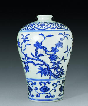 青花瓷又称白地青花瓷，常简称青花，汉族陶瓷烧制工艺的珍品。是中国瓷器的主流品种之一，属釉下彩瓷。青花瓷是用含氧化钴的钴矿为原料，在陶瓷坯体上描绘纹饰，再罩上一层透明釉，经高温还原焰一次烧成。钴料烧成后呈蓝色，具有着色力强、发色鲜艳、烧成率高、呈色稳定的特点。原始青花瓷于唐宋已见端倪，成熟的青花瓷则出现在元代景德镇的湖田窑。明代青花成为瓷器的主流。清康熙时发展到了顶峰。明清时期，还创烧了青花五彩、孔雀绿釉青花、豆青釉青花、青花红彩、黄地青花、哥釉青花等衍生品种。