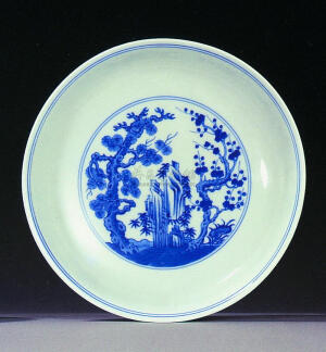 青花瓷又称白地青花瓷，常简称青花，汉族陶瓷烧制工艺的珍品。是中国瓷器的主流品种之一，属釉下彩瓷。青花瓷是用含氧化钴的钴矿为原料，在陶瓷坯体上描绘纹饰，再罩上一层透明釉，经高温还原焰一次烧成。钴料烧成后呈蓝色，具有着色力强、发色鲜艳、烧成率高、呈色稳定的特点。原始青花瓷于唐宋已见端倪，成熟的青花瓷则出现在元代景德镇的湖田窑。明代青花成为瓷器的主流。清康熙时发展到了顶峰。明清时期，还创烧了青花五彩、孔雀绿釉青花、豆青釉青花、青花红彩、黄地青花、哥釉青花等衍生品种。