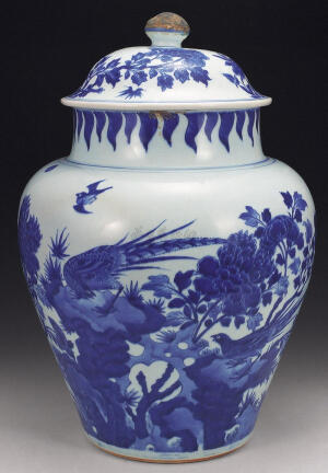 青花瓷又称白地青花瓷，常简称青花，汉族陶瓷烧制工艺的珍品。是中国瓷器的主流品种之一，属釉下彩瓷。青花瓷是用含氧化钴的钴矿为原料，在陶瓷坯体上描绘纹饰，再罩上一层透明釉，经高温还原焰一次烧成。钴料烧成后呈蓝色，具有着色力强、发色鲜艳、烧成率高、呈色稳定的特点。原始青花瓷于唐宋已见端倪，成熟的青花瓷则出现在元代景德镇的湖田窑。明代青花成为瓷器的主流。清康熙时发展到了顶峰。明清时期，还创烧了青花五彩、孔雀绿釉青花、豆青釉青花、青花红彩、黄地青花、哥釉青花等衍生品种。