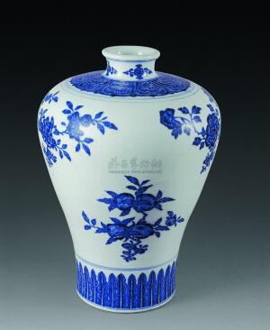 青花瓷又称白地青花瓷，常简称青花，汉族陶瓷烧制工艺的珍品。是中国瓷器的主流品种之一，属釉下彩瓷。青花瓷是用含氧化钴的钴矿为原料，在陶瓷坯体上描绘纹饰，再罩上一层透明釉，经高温还原焰一次烧成。钴料烧成后呈蓝色，具有着色力强、发色鲜艳、烧成率高、呈色稳定的特点。原始青花瓷于唐宋已见端倪，成熟的青花瓷则出现在元代景德镇的湖田窑。明代青花成为瓷器的主流。清康熙时发展到了顶峰。明清时期，还创烧了青花五彩、孔雀绿釉青花、豆青釉青花、青花红彩、黄地青花、哥釉青花等衍生品种。