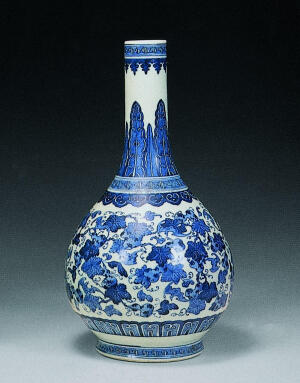 青花瓷又称白地青花瓷，常简称青花，汉族陶瓷烧制工艺的珍品。是中国瓷器的主流品种之一，属釉下彩瓷。青花瓷是用含氧化钴的钴矿为原料，在陶瓷坯体上描绘纹饰，再罩上一层透明釉，经高温还原焰一次烧成。钴料烧成后呈蓝色，具有着色力强、发色鲜艳、烧成率高、呈色稳定的特点。原始青花瓷于唐宋已见端倪，成熟的青花瓷则出现在元代景德镇的湖田窑。明代青花成为瓷器的主流。清康熙时发展到了顶峰。明清时期，还创烧了青花五彩、孔雀绿釉青花、豆青釉青花、青花红彩、黄地青花、哥釉青花等衍生品种。