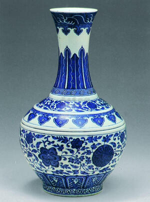 青花瓷又称白地青花瓷，常简称青花，汉族陶瓷烧制工艺的珍品。是中国瓷器的主流品种之一，属釉下彩瓷。青花瓷是用含氧化钴的钴矿为原料，在陶瓷坯体上描绘纹饰，再罩上一层透明釉，经高温还原焰一次烧成。钴料烧成后呈蓝色，具有着色力强、发色鲜艳、烧成率高、呈色稳定的特点。原始青花瓷于唐宋已见端倪，成熟的青花瓷则出现在元代景德镇的湖田窑。明代青花成为瓷器的主流。清康熙时发展到了顶峰。明清时期，还创烧了青花五彩、孔雀绿釉青花、豆青釉青花、青花红彩、黄地青花、哥釉青花等衍生品种。