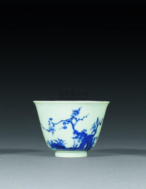 青花瓷又称白地青花瓷，常简称青花，汉族陶瓷烧制工艺的珍品。是中国瓷器的主流品种之一，属釉下彩瓷。青花瓷是用含氧化钴的钴矿为原料，在陶瓷坯体上描绘纹饰，再罩上一层透明釉，经高温还原焰一次烧成。钴料烧成后呈蓝色，具有着色力强、发色鲜艳、烧成率高、呈色稳定的特点。原始青花瓷于唐宋已见端倪，成熟的青花瓷则出现在元代景德镇的湖田窑。明代青花成为瓷器的主流。清康熙时发展到了顶峰。明清时期，还创烧了青花五彩、孔雀绿釉青花、豆青釉青花、青花红彩、黄地青花、哥釉青花等衍生品种。