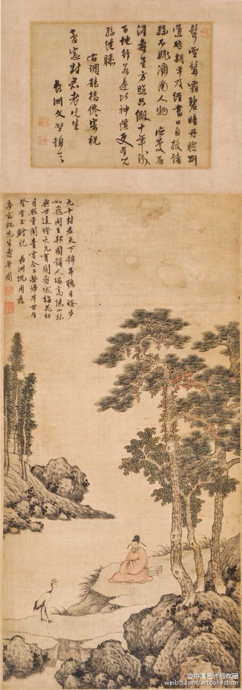 【 明 沈周 《沈周为祝淇作山水轴》 】立轴，绢本，青绿淡设色，103.6×49.6cm，浙江省博物馆藏。 此作为沈周于正德二年八十一岁时为祝淇九十寿诞而作。青绿淡设色，图中祝淇戴玄纱冠，着红袍笼袖盘膝临流端坐于高松古槐之下，前面有一只丹顶鹤口衔灵芝为之贺寿。诗堂有文徵明长题。