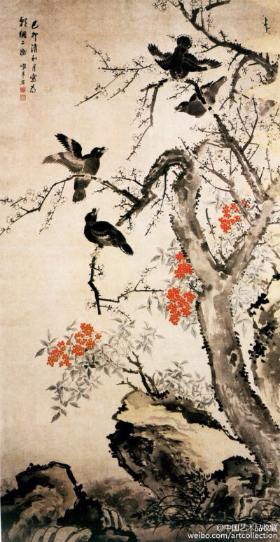 【 清 余省 《花鸟图》 】立轴，纸本设色，168.5×88.5cm，常熟市文物管理委员会藏。 全图以老梅着花为主体，树干粗壮雄浑，花枝盘曲伸展；树下泉石清幽，旁衬两丛天竺，绿叶朱实；四只八哥，飞鸣对唱。形成满园花香…