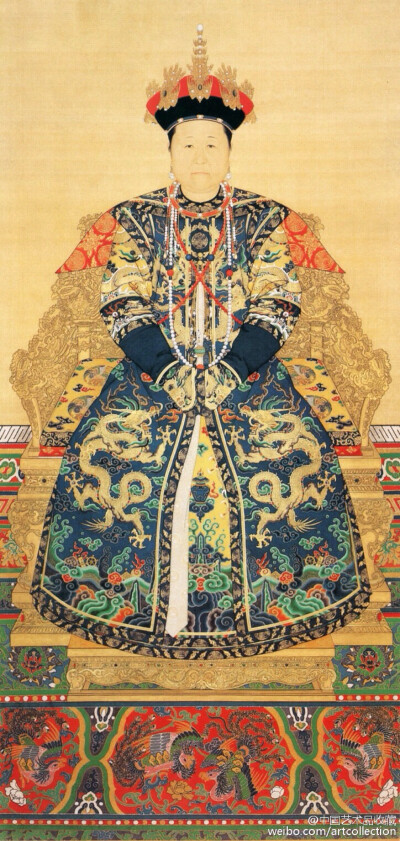 【 清 佚名 《孝庄文皇后朝服像》 】立轴，绢本设色，55.5×116.8cm，北京故宫博物院藏。 图中孝庄文皇后身着华丽的服装，坐在宝座上，庄重威严。面部吸收西洋画技法，立体感较强，凤椅及地毯尚无采用焦点透视。笔法…