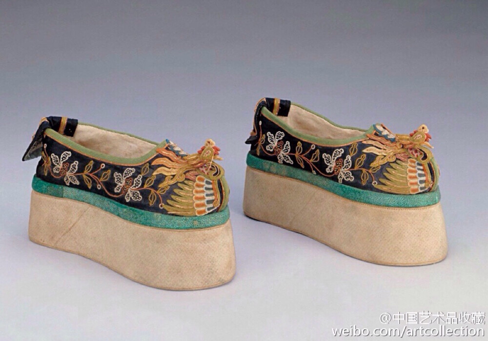 【 清 《旗鞋》 】这种绣花的旗鞋以木为底，史称“高底鞋”，或称“花盆底”鞋、“马蹄底”鞋、“元宝底”鞋。依鞋尖纹样可分“云头鞋”、“凤头鞋”等种类。鞋面多为绸缎面，刺绣各类精美纹饰。鞋跟为包白棉布木底。其木底高跟一般高5－10厘米左右，有的可达14－16厘米，最高的可达25厘米左右。