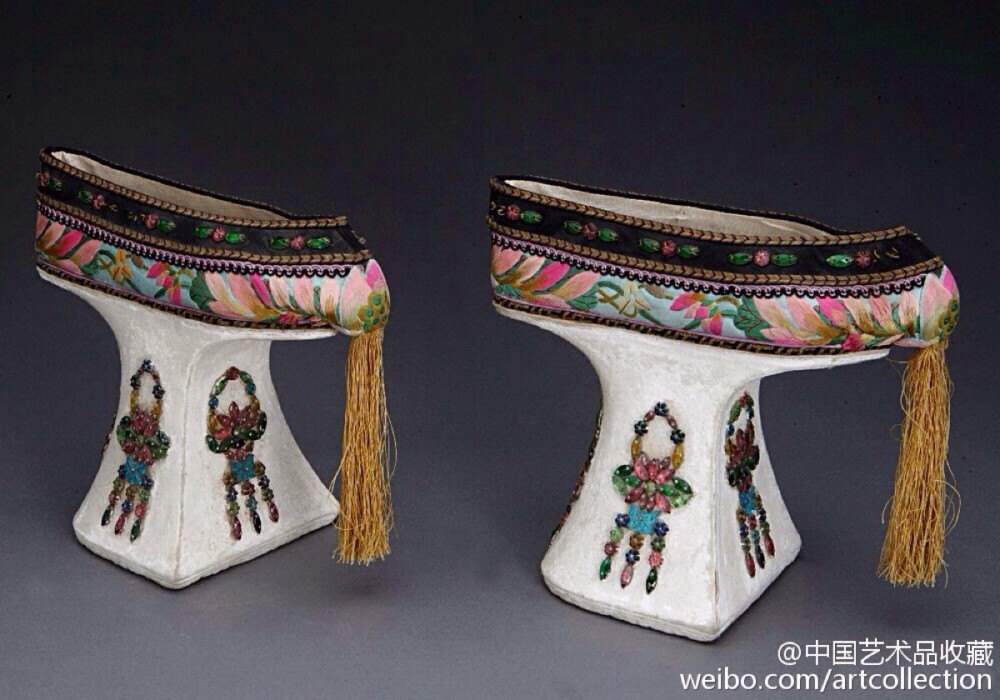 【 清 《旗鞋》 】这种绣花的旗鞋以木为底，史称“高底鞋”，或称“花盆底”鞋、“马蹄底”鞋、“元宝底”鞋。依鞋尖纹样可分“云头鞋”、“凤头鞋”等种类。鞋面多为绸缎面，刺绣各类精美纹饰。鞋跟为包白棉布木底。其木底高跟一般高5－10厘米左右，有的可达14－16厘米，最高的可达25厘米左右。