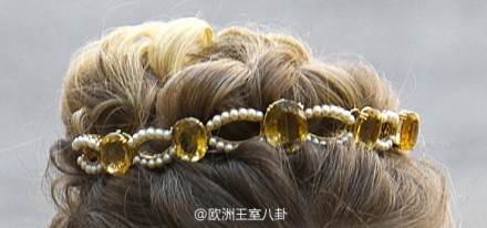 卢森堡王室的黄玉/黄色托帕石套装,来源不明,包括手链王冠、项链、手链和耳环,块头不大也不闪,在卢森堡家应该属于可以随便借随便戴的类型