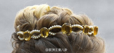 卢森堡王室的黄玉/黄色托帕石套装,来源不明,包括手链王冠、项链、手链和耳环,块头不大也不闪,在卢森堡家应该属于可以随便借随便戴的类型