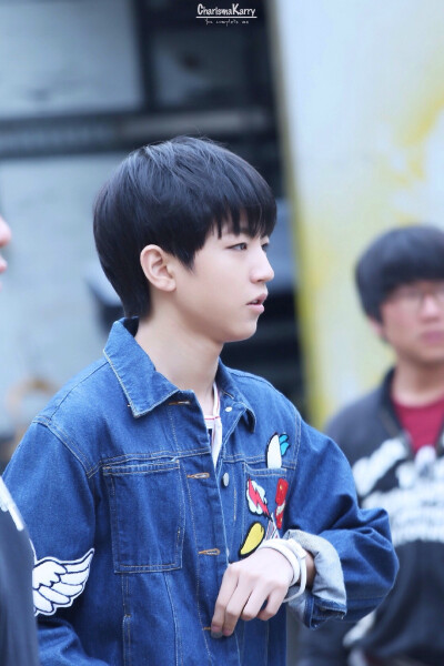 #王俊凯# #TFBOYS# 送星星！！新的一周开始了还是最后一名，呵呵，示爱也是，权力榜投票也是，就懒吧，迟早不知不觉你哥资源就全糊啦……简直一大早还那么惨不忍睹的数据，是真的螃蟹比别家少嘛！！