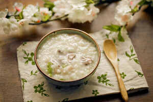 「猪肝生菜粥」材料：米半碗、猪肝200g、生菜1-2棵、生姜1小块。 步骤：1.先将猪肝洗净切片，用油、淀粉、盐、姜或姜粉腌上。 2.再将大米加水煮粥，快熟时放入腌好的猪肝及切碎的生菜，再煮几下即可，临出锅前还可以根据个人口味撒放一些葱花调味。