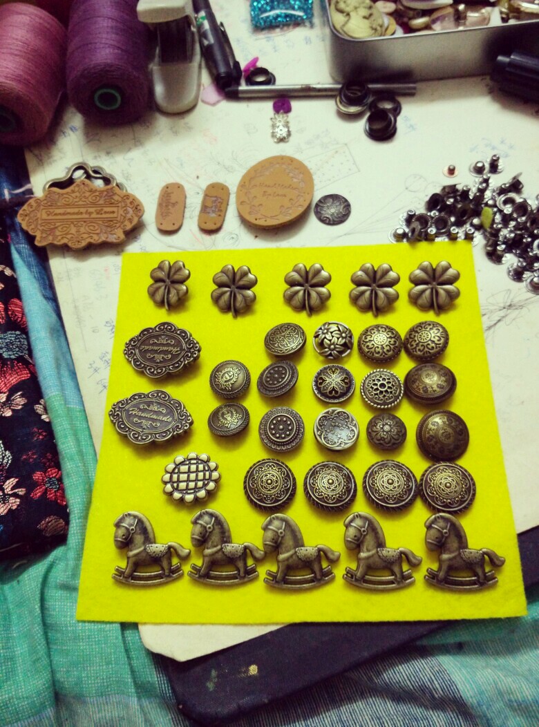 #给小娃娃做的不织布认知书#爱不释手的扣子