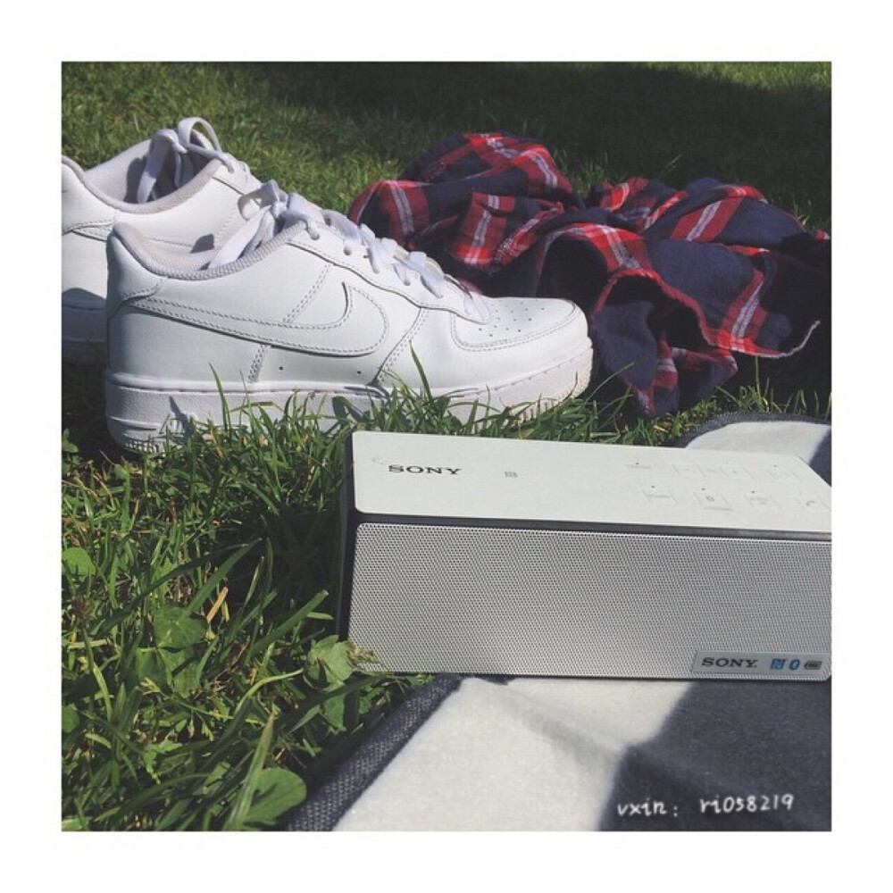 一双简单运动鞋