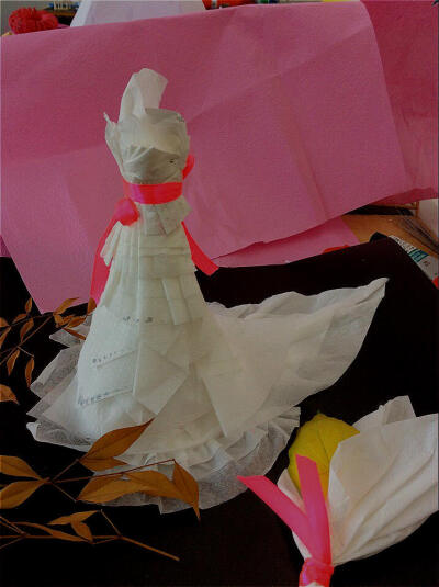 餐巾纸婚纱手工制作。