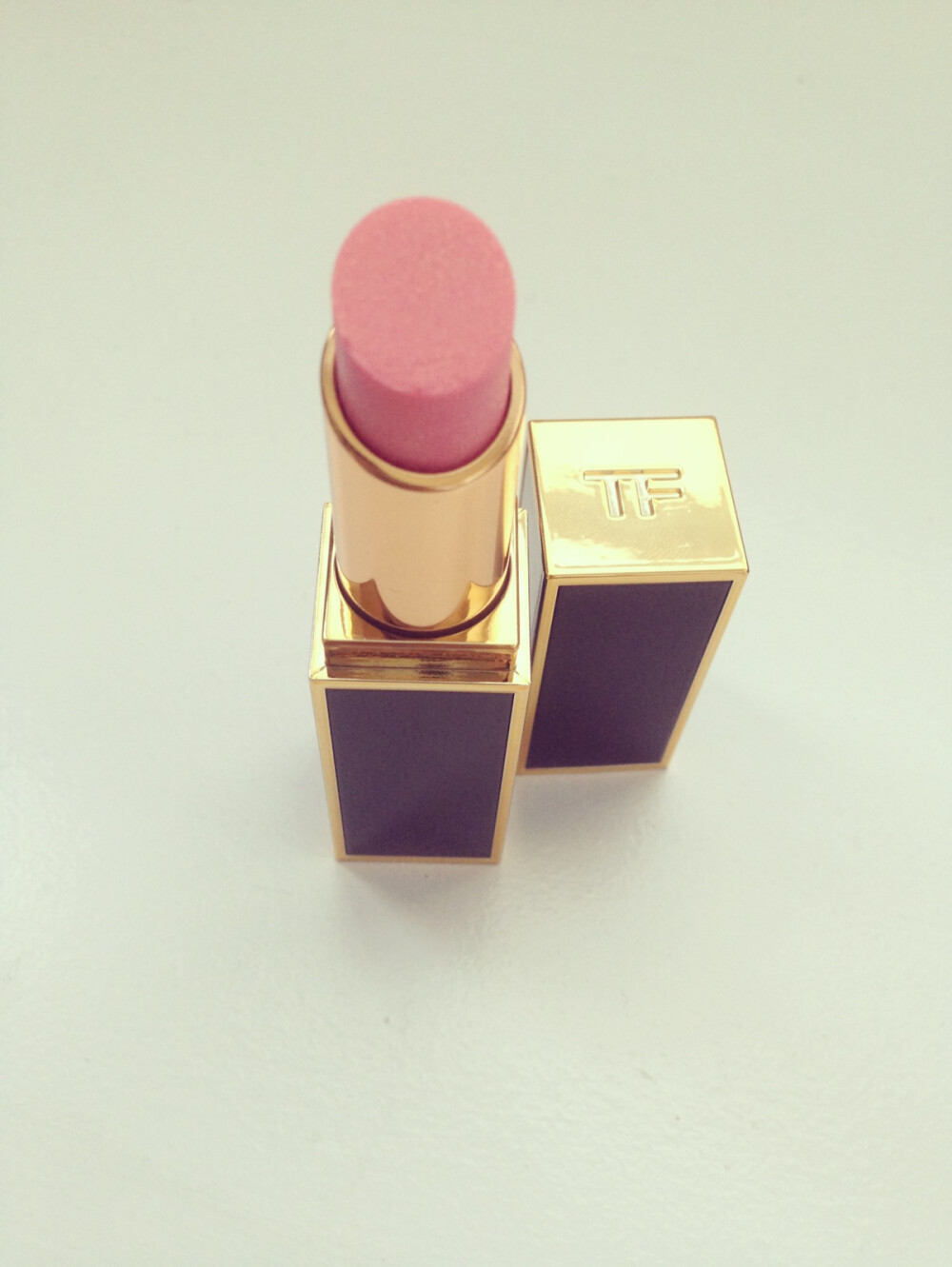 #安利好貨# TomFord 02號(hào) smitten 唇彩 簡(jiǎn)稱tf（真的不是你們的tf boys?。┑姆?很保濕 像潤(rùn)唇膏那樣