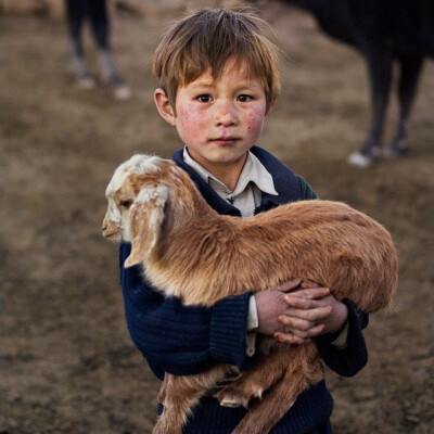 【ins】Photo taken by @stevemccurryofficial // I photographed this young Hazara boy in Bamiyan Province, in the central highlands of Afghanistan. Bamiyan is most famous for the 6th Century Buddha stat…