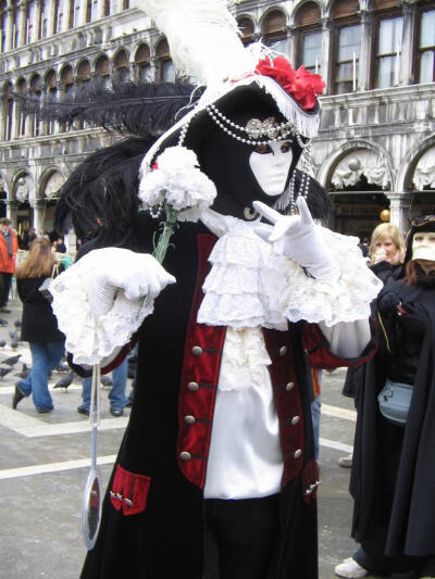 威尼斯的面具文化在欧洲文明中独具一格，是极少数面具溶入日常生活的城市。18世纪以前，威尼斯居民生活完全离不开面具，人们外出，不论男女，都要戴上面具，披上斗篷，这专属于威尼斯的面具就是那有名的“包塔”（Ba…