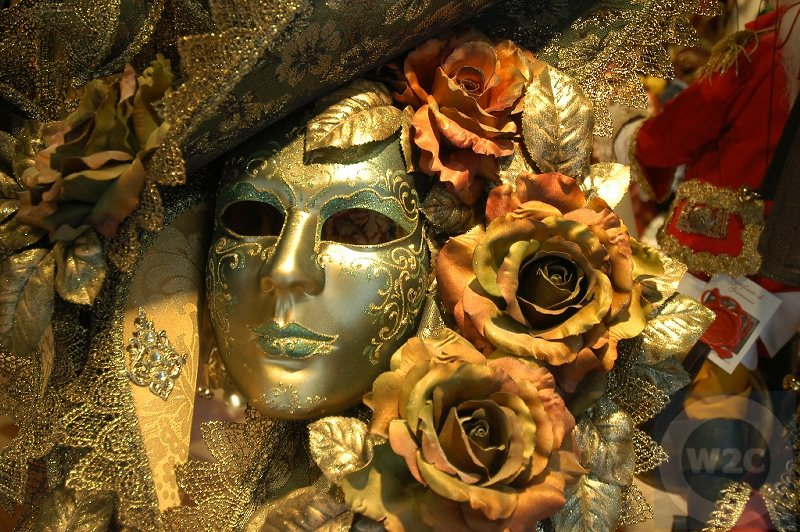 威尼斯的面具文化在欧洲文明中独具一格，是极少数面具溶入日常生活的城市。18世纪以前，威尼斯居民生活完全离不开面具，人们外出，不论男女，都要戴上面具，披上斗篷，这专属于威尼斯的面具就是那有名的“包塔”（Bauta）。