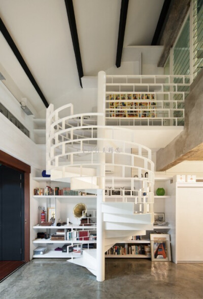 书架与旋转楼梯的组合，具有强烈的艺术感，简约时尚。