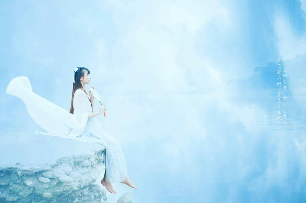 《浣溪沙》水无心烟笼湖畔/青鸾舞流连梦泉/ 许一世暖玉生烟/ 寄东风落入君前。出镜：@瞬瞬surmiya ，出品：@两生写真馆 ，@乔恩川黛