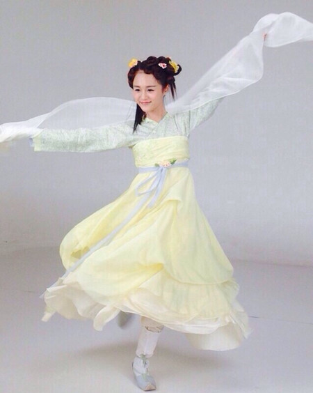  由慈文传媒集团出品，导演林玉芬、高林豹执导，霍建华、赵丽颖领衔主演，张丹峰、蒋欣、马克、安悦溪等超强阵容连袂出演的传奇仙侠大剧《花千骨》将于明晚22:00登录湖南卫视钻石独播剧场。安悦溪在剧中饰演“糖宝”一角一只。前身是一只异朽阁的灵虫,后化为人形,生长成女身。 安悦溪介绍当初接到剧本时,对于“糖宝”这一角色就比较感兴趣。前期是一只小绿虫,后来因为喜欢落十一才幻化为人形、选择了女身。由虫变为人这样的情节桥段,对于安悦溪来说也是首次尝试。虽说自身有比较好的优势去诠释甜美萌范儿,但对于《花千骨》这部戏,安悦溪却在拍摄之外足足做了大量的功课。