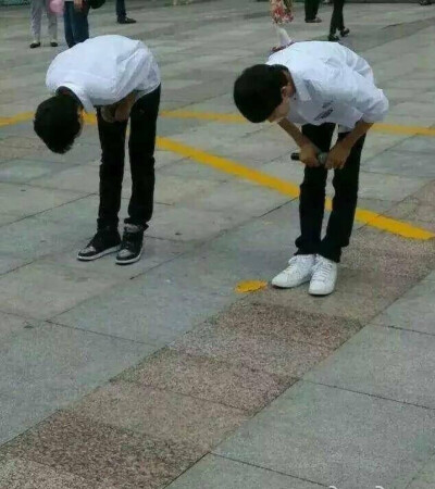 他们很单纯很天真，他们都是孩子，给他们一片干净的天空。不要去伤害他们！