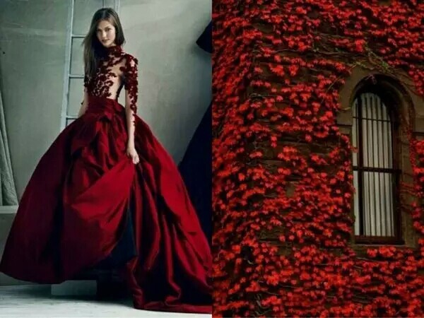 俄罗斯博主Liliya Hudyakova，一个灵感泉涌执行力超强的姑娘，她竟然把好多时装的灵感来源都扒出来了。我不知道她是用什么手段将这些衣服都找到对应的风景照片做原型，这一定是相当大的工作量，而且两者往往是那么的匹配合拍，就好像设计师从这些风景照片里抄的一样。