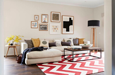 在相对简单的客厅，放置惊艳的几何图形地毯。