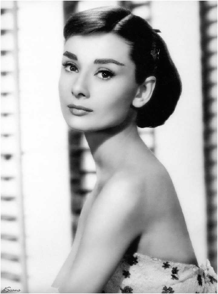 奥黛丽·赫本（Audrey Hepburn），1929年5月4日出生于比利时布鲁塞尔，英国电影和舞台剧女演员