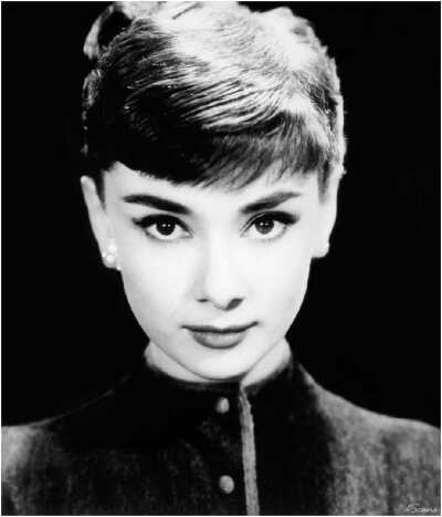 奥黛丽·赫本（Audrey Hepburn），1929年5月4日出生于比利时布鲁塞尔，英国电影和舞台剧女演员