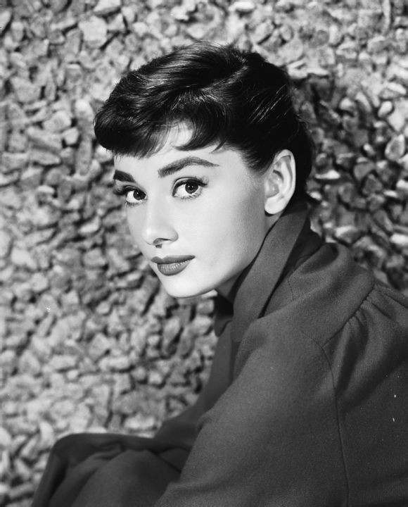 奥黛丽·赫本（Audrey Hepburn），1929年5月4日出生于比利时布鲁塞尔，英国电影和舞台剧女演员