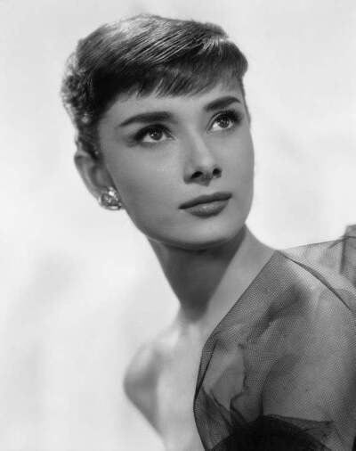 奥黛丽·赫本（Audrey Hepburn），1929年5月4日出生于比利时布鲁塞尔，英国电影和舞台剧女演员