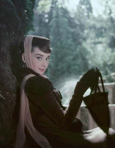 奥黛丽·赫本（Audrey Hepburn），1929年5月4日出生于比利时布鲁塞尔，英国电影和舞台剧女演员。