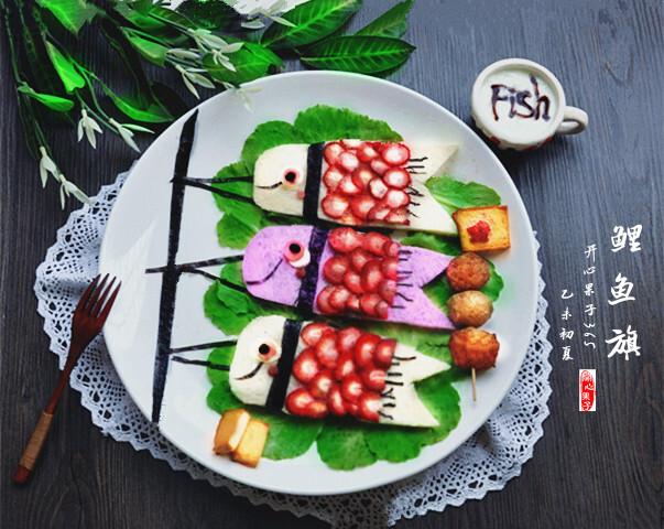 日本全国各地都有悬挂鲤鱼旗的风俗，随风招展的鲤鱼旗成为端午节的一道独特风景。吐司配上草莓做个鲤鱼旗早餐也很嗨！有没有？既简单又方便，试一试哦！