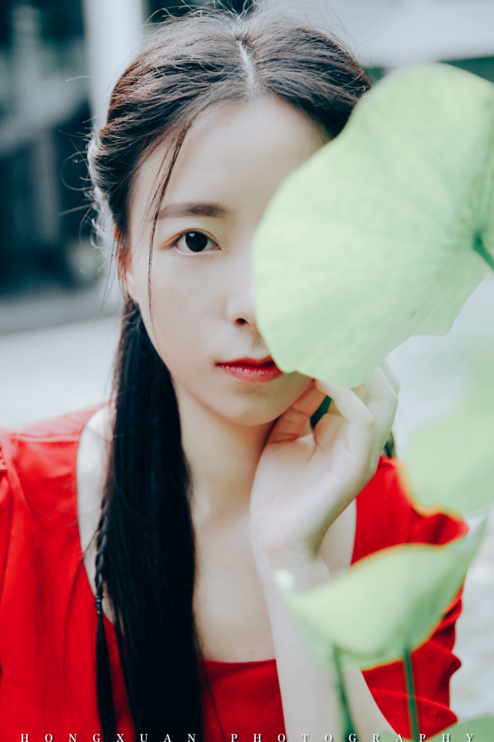 我给你扎了好细的辫子 摄影：洪小漩 出镜：晓弘 那天给你拍照之前天还阴阴的，我和上一波朋友吃完饭散伙，一个人窝在饭店大堂的椅子上等你来，脑子就像炸了一样的疼。 你来电话说到了，我给你指了等待的地点，慢慢踱过去。 你看到我后提着手袋靠近，说这里蚊子怎么那么多呢。 见到你，天就放晴了，意外的惊喜。